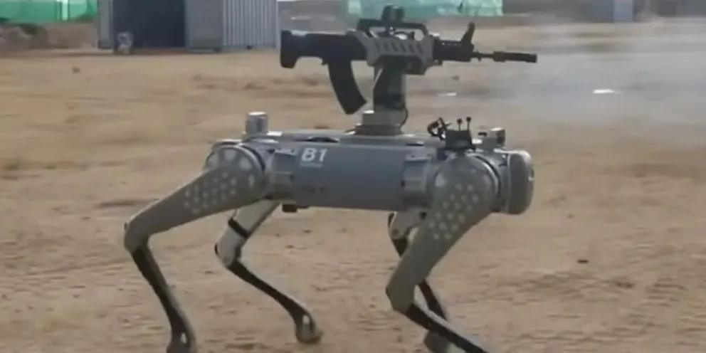 Fuerzas Armadas de China muestran perros robot con rifles