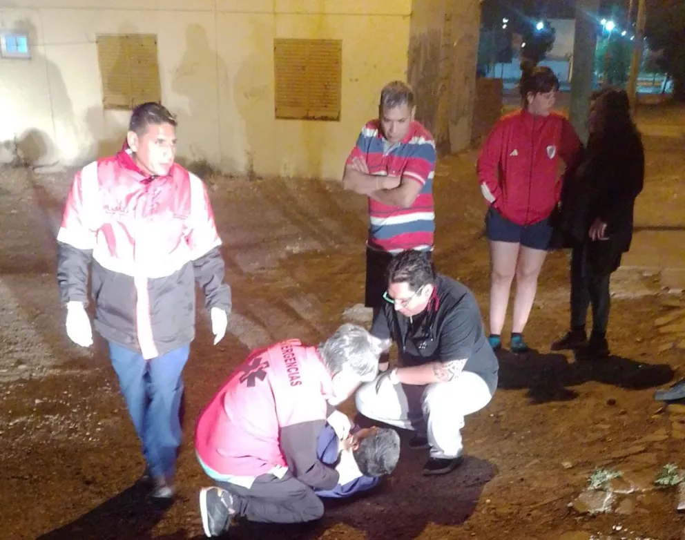 Ebrio cayó desde un tercer piso en las Mil Viviendas de Trelew y de milagro solo se lastimó un brazo