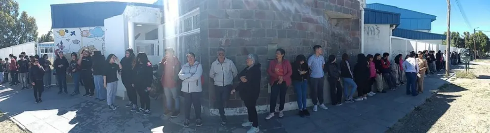 Realizaron un abrazo simbólico solicitando un edificio propio para la Escuela Nº 799