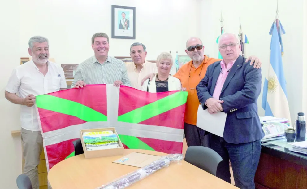 El intendente entregó bandera de Rawson a la Casa Vasca