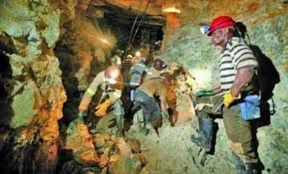 Terrible situación con unos 4.000 mineros atrapados en Sudáfrica