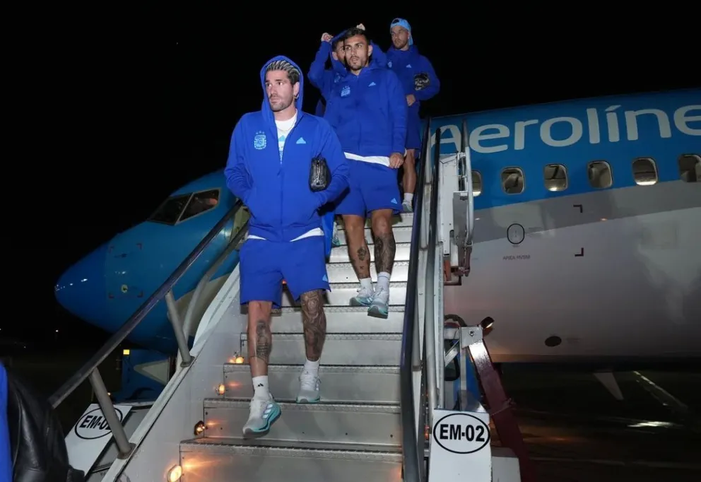 La Selección argentina llegó al país tras la derrota ante Paraguay