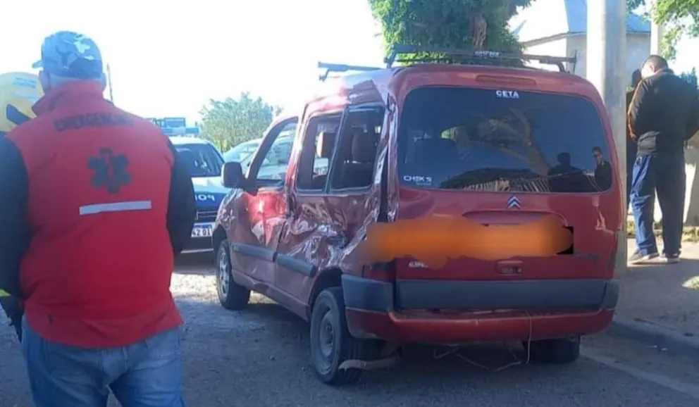 Utilitario choca con colectivo, escapa del lugar y al rato la policía lo encuentra con uno de sus ocupantes muerto