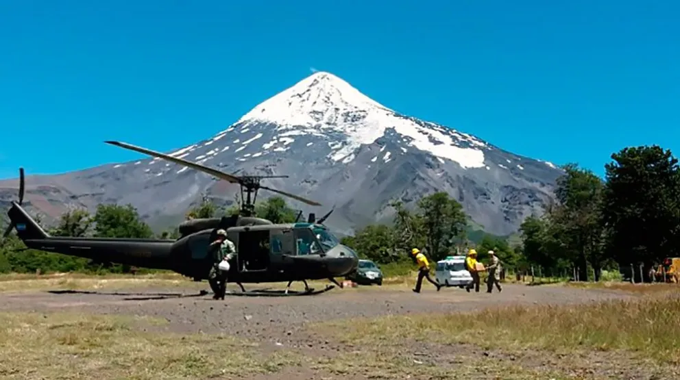 Emergencia en el volcán Lanín: Rescatan a un hombre de 71 años que no pudo descender de la cumbre