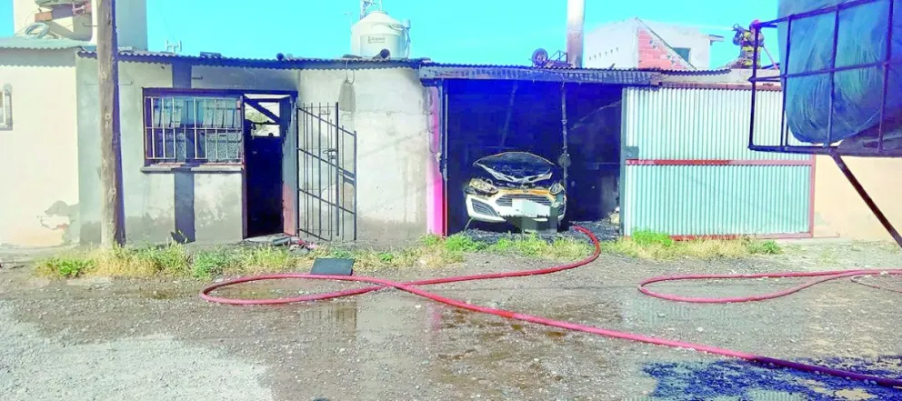 Incendio destruye un garaje, el auto que estaba dentro y provoca daños en la vivienda