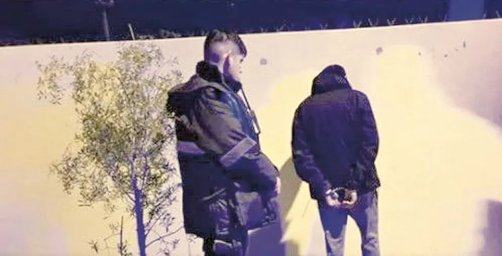 Dos ladrones, increíblemente, fueron a robar al patio de una comisaría, los descubrió un guardia y terminaron presos