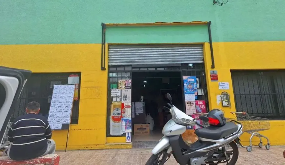 Poliladron: Detuvieron a un policía que quiso robarse un fernet de un super chino