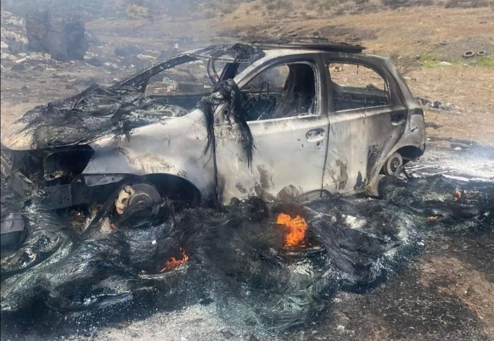A una mujer le robaron el auto, y en una foto que le mandaron del vehículo antes que lo quemaran aparece un policía
