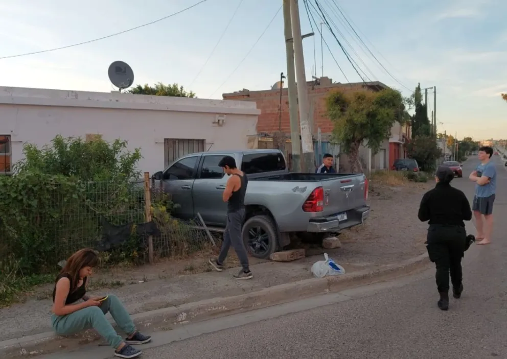 Un conductor en estado de ebriedad colisionó contra una vivienda