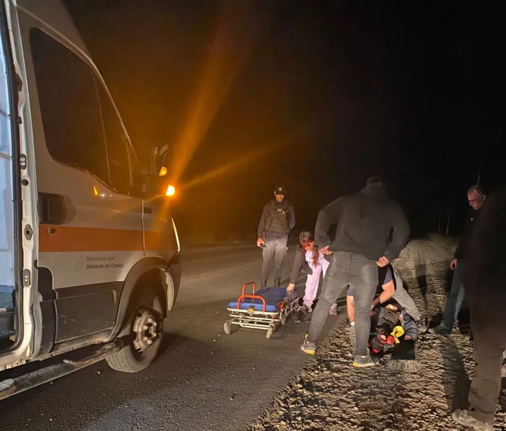 Un motociclista derrapó en el Camino Roque González tras encandilarse por las luces altas de un vehículo