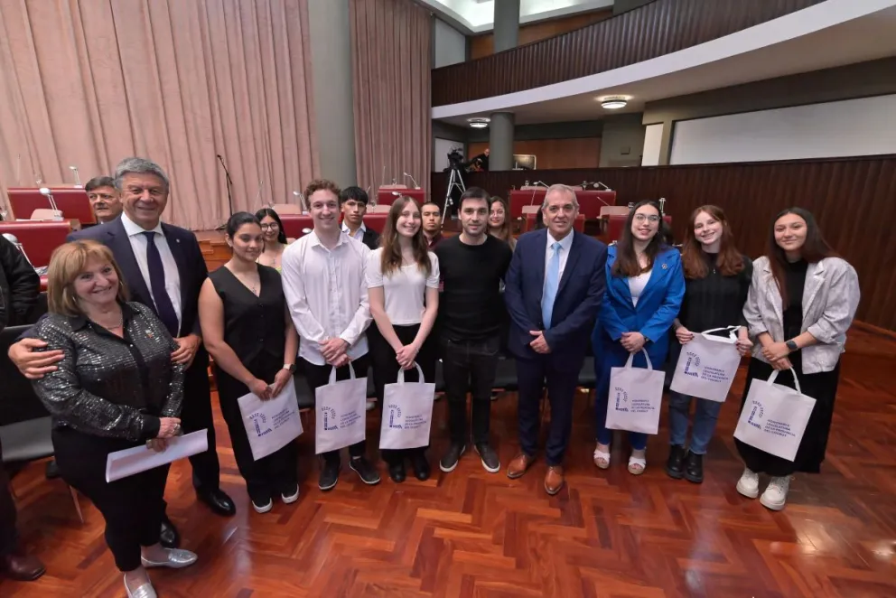 Torres ante alumnos destacados por su trayectoria escolar: "Su esfuerzo y dedicación representan un orgullo para toda la provincia"