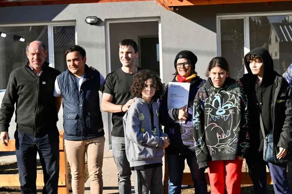 Torres entregó viviendas en Epuyén: "Nos llena de orgullo formar parte de este sueño"