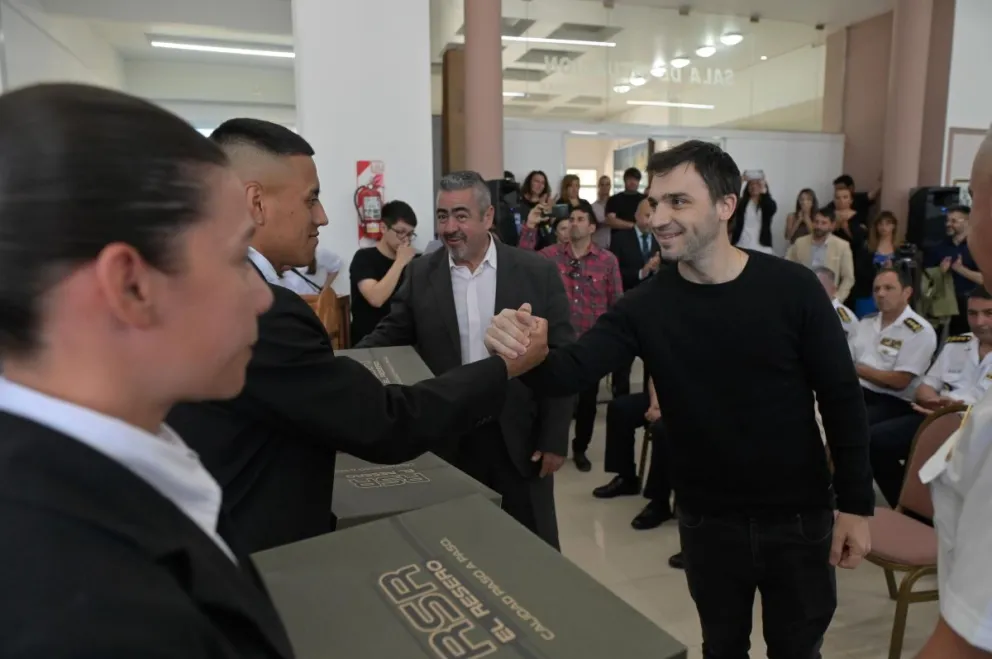 Torres entregó indumentaria a nuevos agentes de la Policía y destacó la inversión provincial para profesionalizar la fuerza