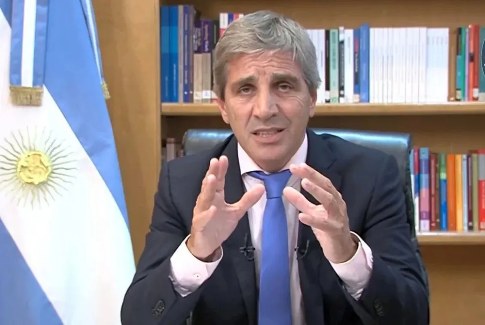 Caputo optimista: En 2025 fin del cepo y baja del dólar tarjeta sí o sí