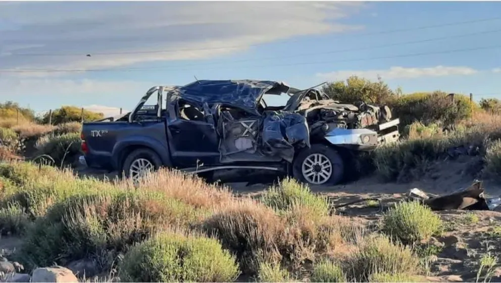 Trágico vuelco: Dos jóvenes fallecidos y dos gravemente heridos en Neuquén