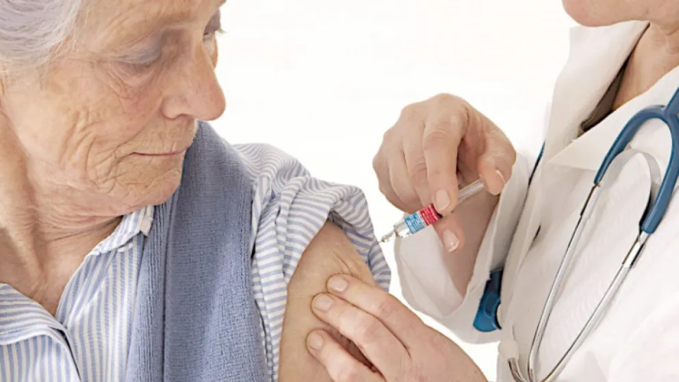 Médicos advirtieron sobre la necesidad de aumentar los niveles de vacunación en personas mayores