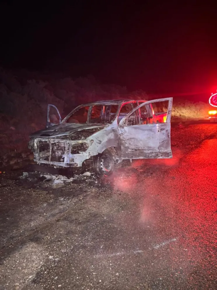 Una mujer y su bebé logran bajarse de la camioneta antes de incendiarse