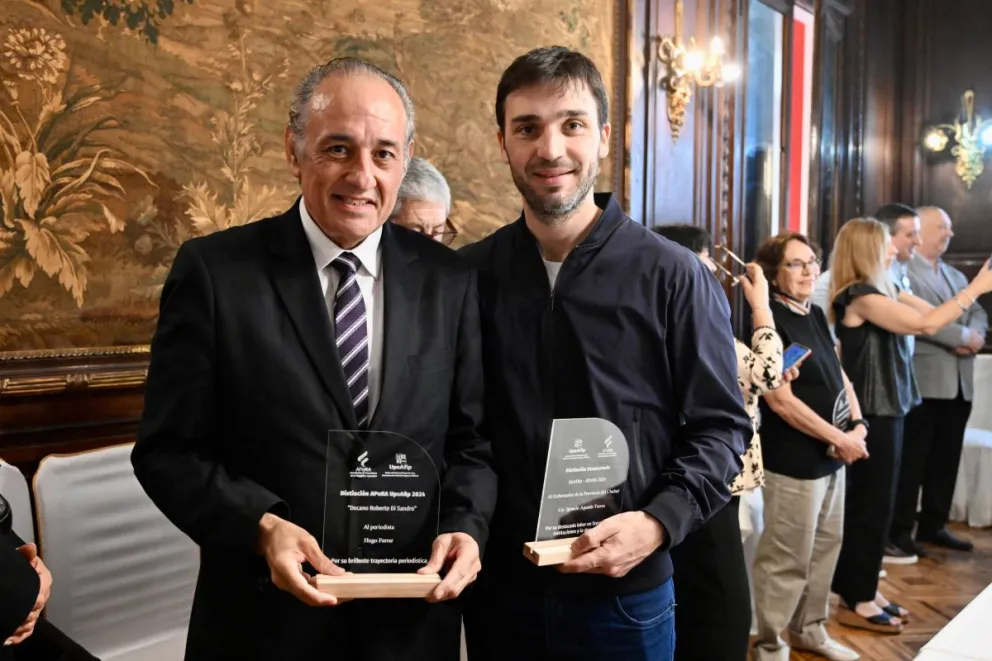 Torres recibió el distinguido premio "Democracia", que destaca los aportes al fortalecimiento de las instituciones