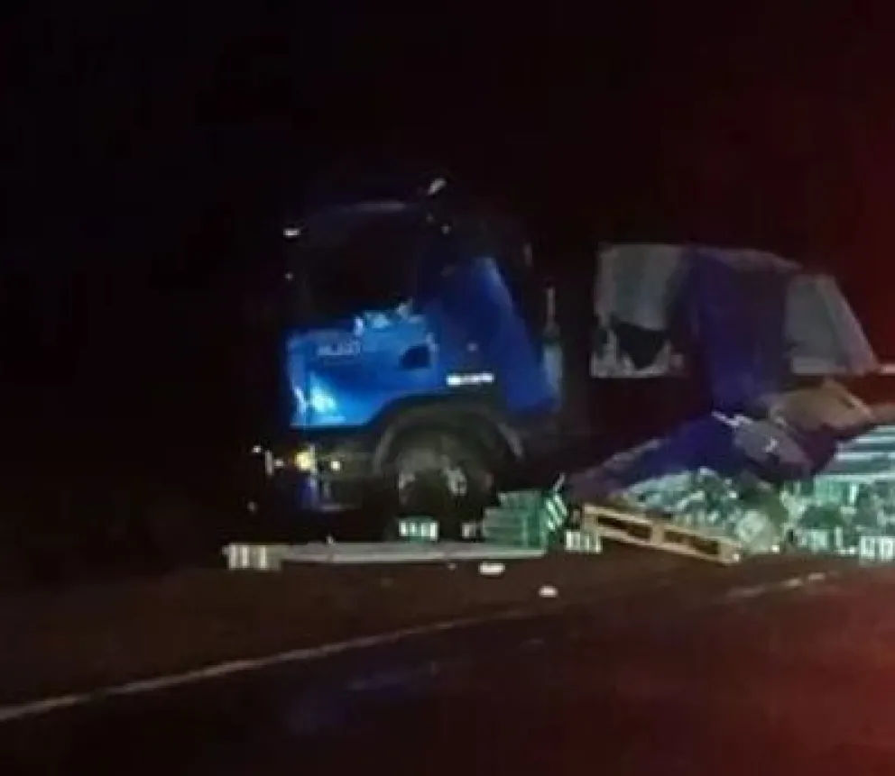 Un camión volcó en la Ruta Nacional N° 3 debido a las malas condiciones climáticas