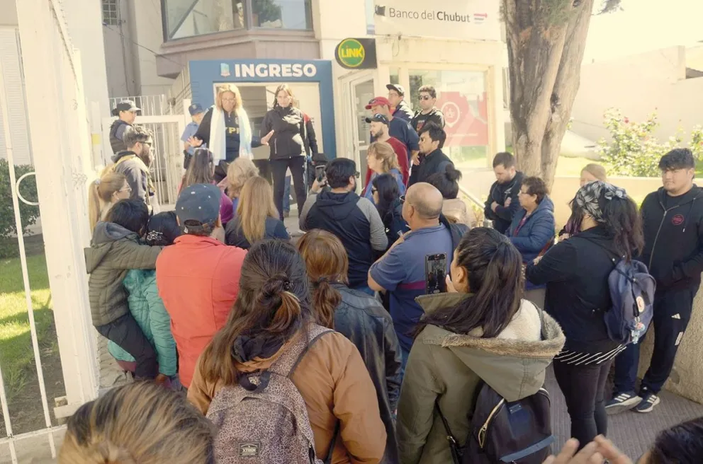 Vecinos de Los Bretes reclamaron por obras, camión atmosférico y por el estado de las calles