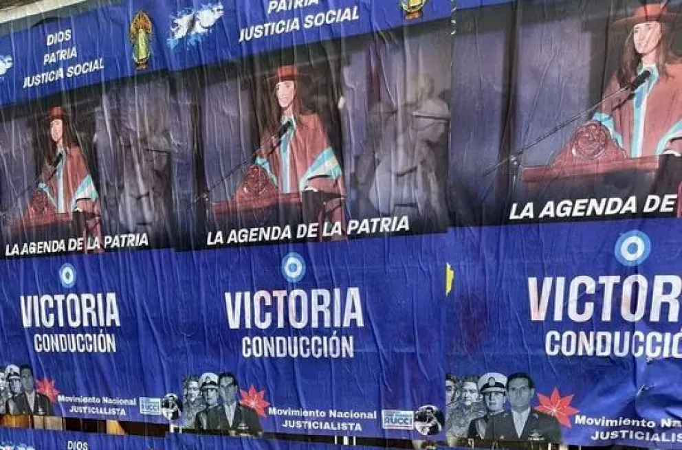 "Victoria conducción": Las paredes del Congreso aparecieron empapeladas con afiches con la imagen de la vicepresidenta