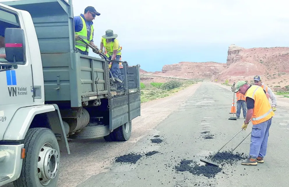 Después de publicaciones en Crónica, comenzaron a ejecutar tareas de bacheo en la ruta nacional 25