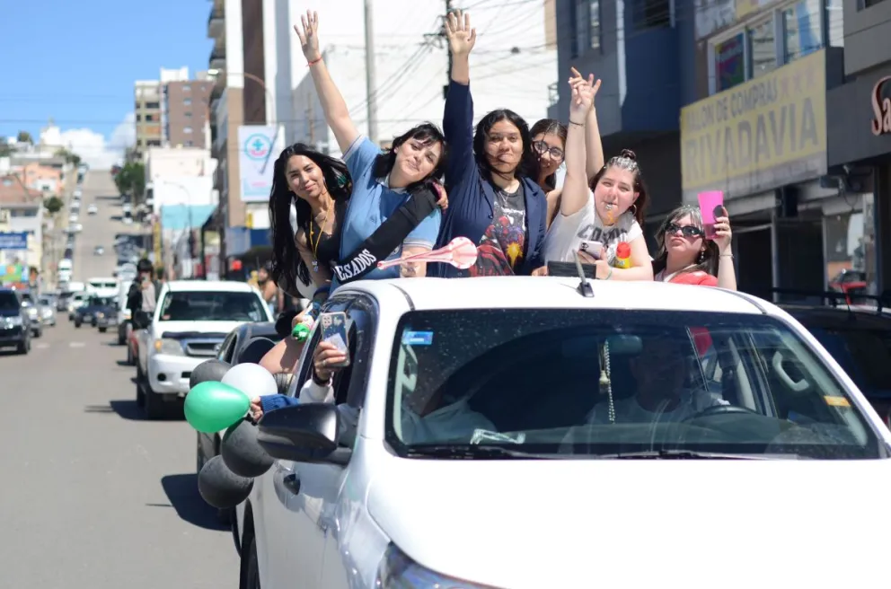 Los egresados de secundaria celebraron su último día de clases con caravanas por el centro de la ciudad