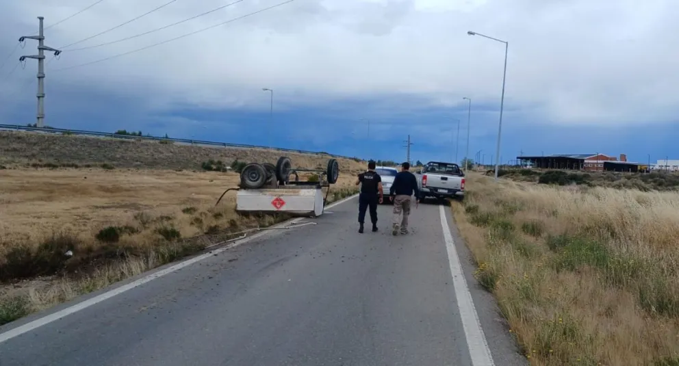 Insólito siniestro vial en acceso a Trelew con el vuelco de un carro tirado por una camioneta