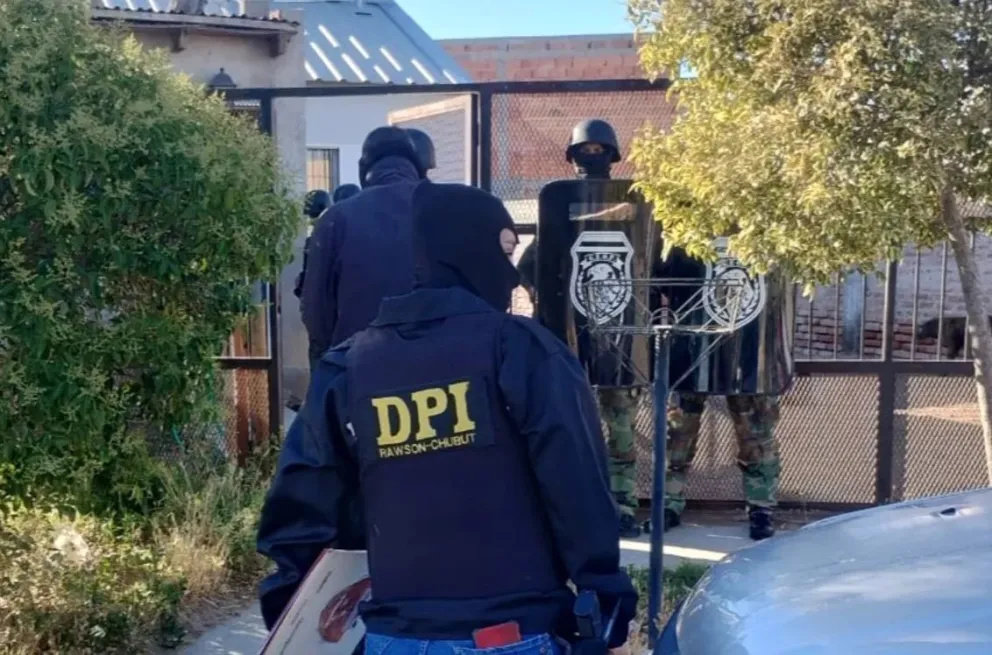 Allanaron a sospechosos de intento de robo en joyería de Rawson y les secuestraron autos, ropa y los celulares