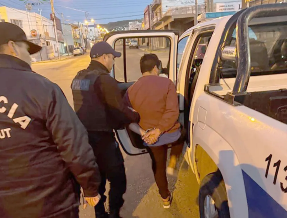 Un hombre estaba en un local nocturno y  tenía dos pedidos de captura: fue detenido