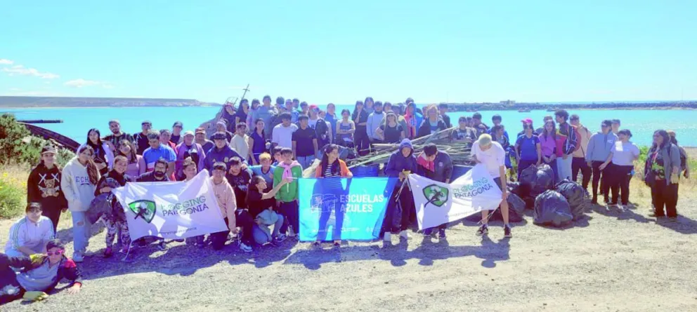 Exitosa jornada de limpieza de playas en Caleta Córdova