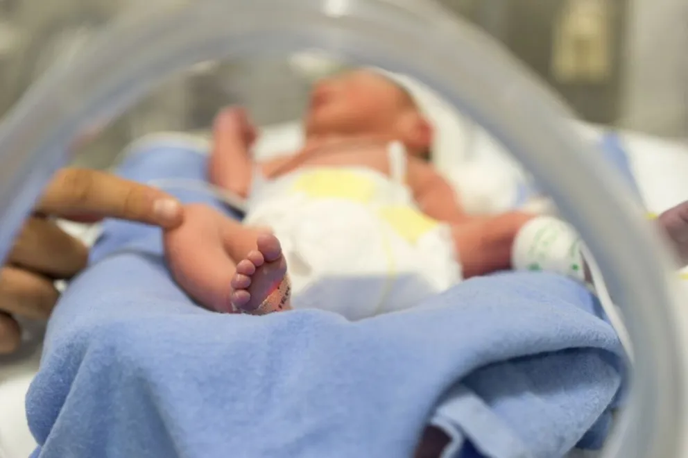 Aimé es una beba que nació extrema prematura, junto a sus jóvenes padres está en Buenos Aires y necesita ayuda solidaria