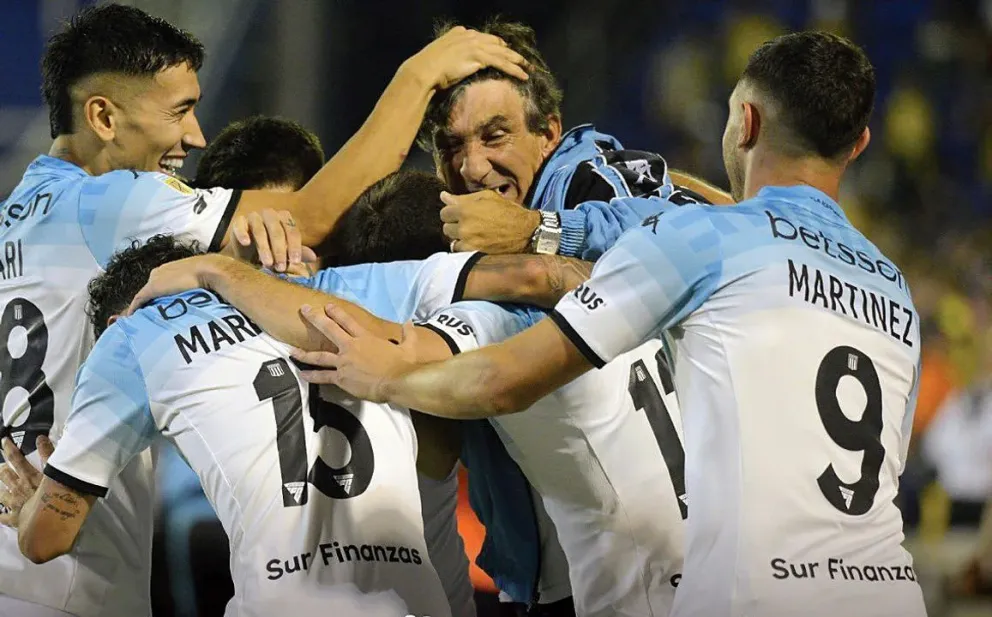 Racing quiere ponerse a tiro de Vélez