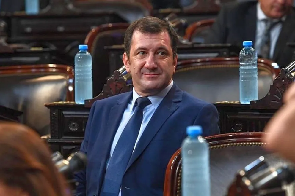 Detuvieron al senador aliado de La Libertad Avanza Edgardo Kueider en Paraguay: llevaba más de 200.000 dólares sin declarar