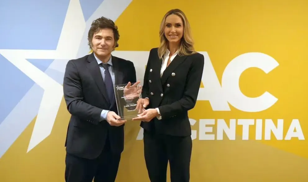 Milei bailó con la nuera de Donald Trump y le entregó una condecoración