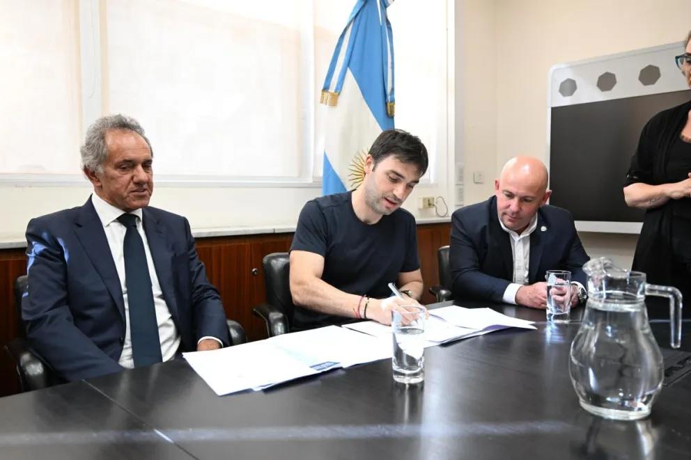 Torres firmó un convenio con Vialidad Nacional y la Ruta 71 se convertirá en la “Ruta 40 Turística”, promoviendo los destinos de la Comarca