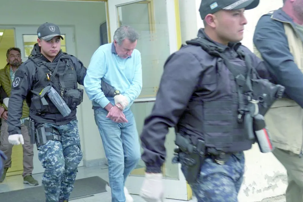 Los imputados entraron “en libertad” pero salieron en silencio y esposados