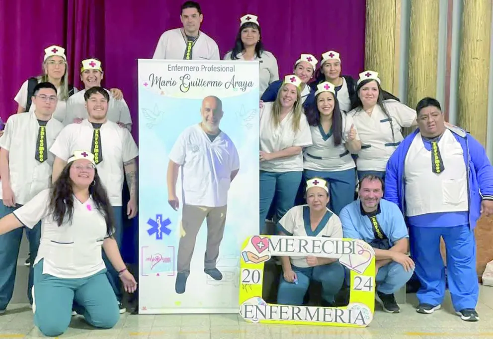 En emotivo egreso, estudiantes de enfermería recordaron a un compañero por su pérdida
