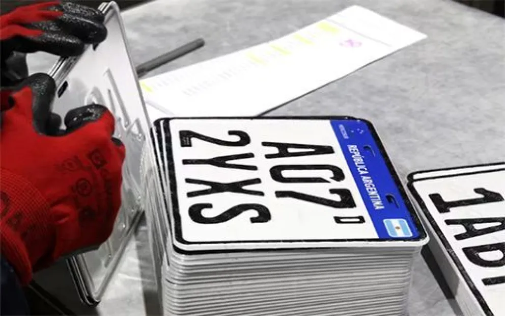 Defensoría del Pueblo pide que se solucione la provisión de chapas patentes metálicas, tanto para automóviles como para motocicletas