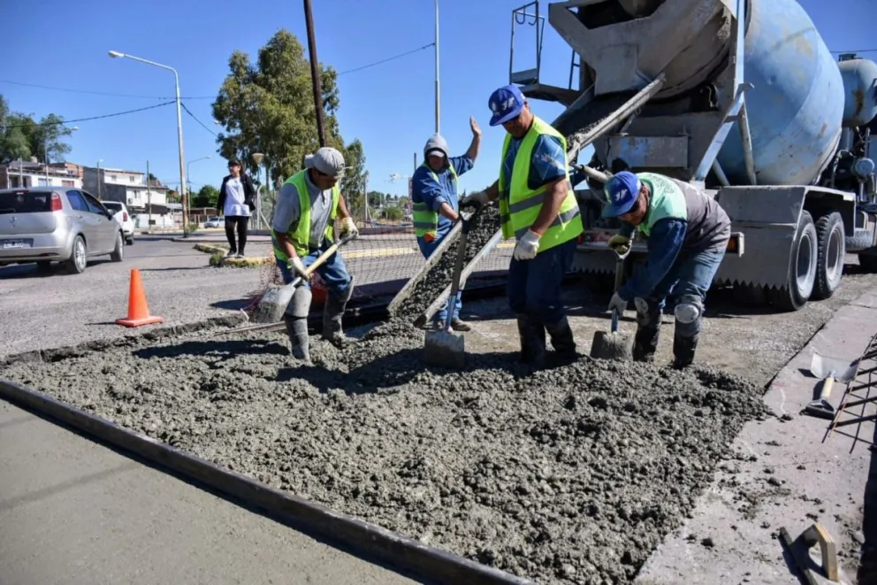 Trabajan en la reparación integral de la rotonda del barrio Unión en Trelew