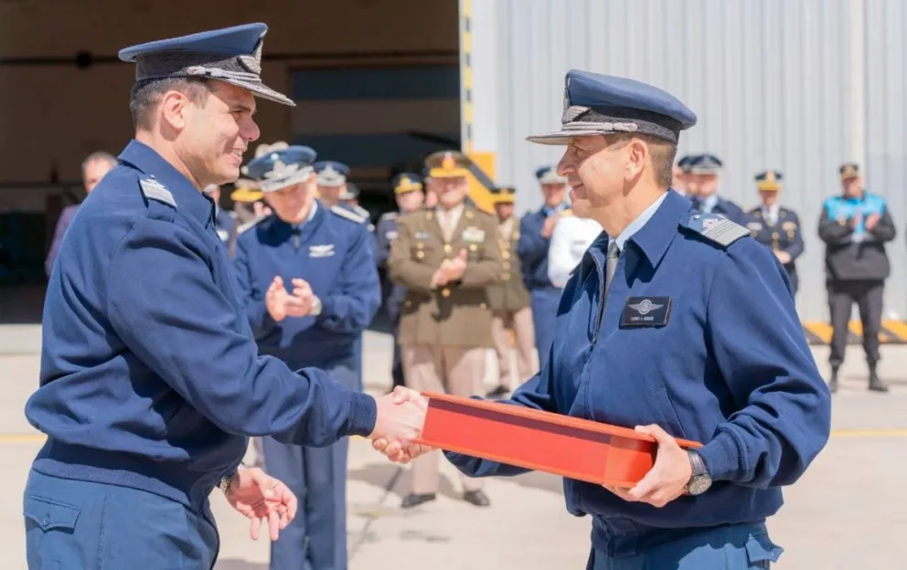 El comodoro Franco Paglione asumió como nuevo jefe de la IX Brigada Aérea