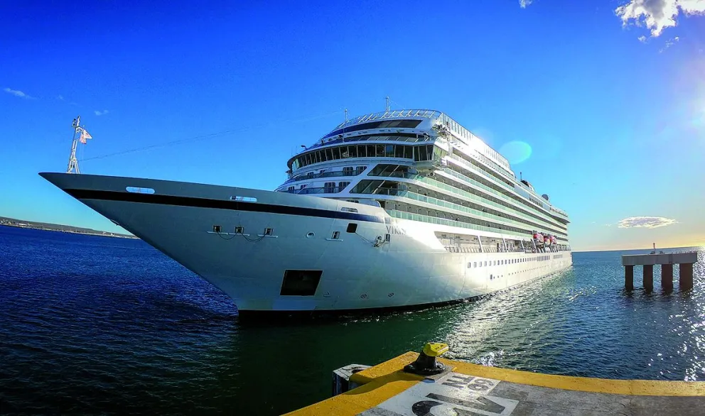 Cruceros: Puerto Madryn recibió al Viking Júpiter en la quinta recalada de la temporada