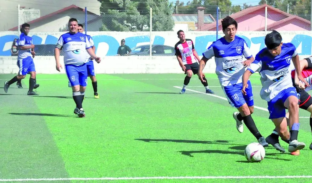 Universitario y Comodoro FC despiden la temporada