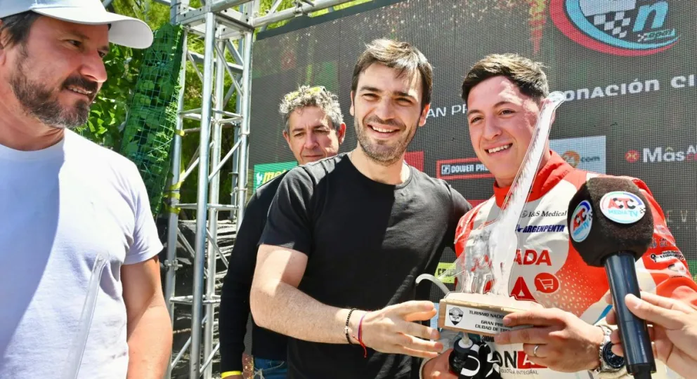 Torres: "Vamos a seguir acompañando al automovilismo y al deporte porque promueve el turismo y genera crecimiento para la provincia"