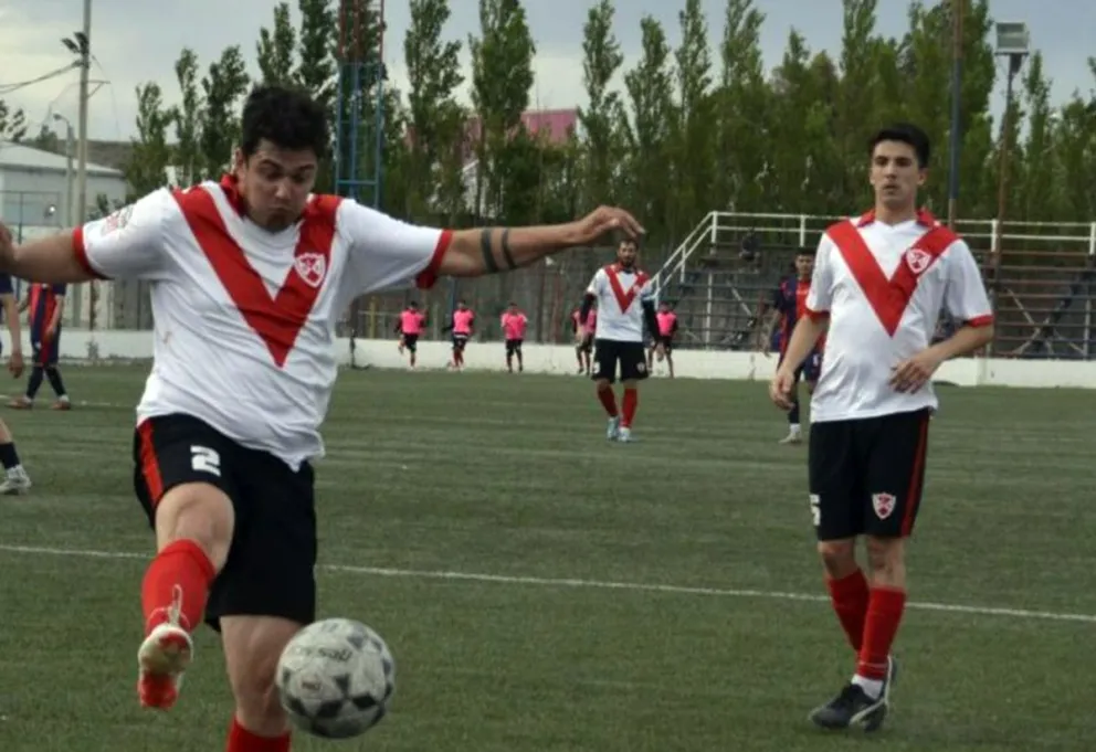 El “Depo” copó km 8 ganando, clasificando y salvando la categoría