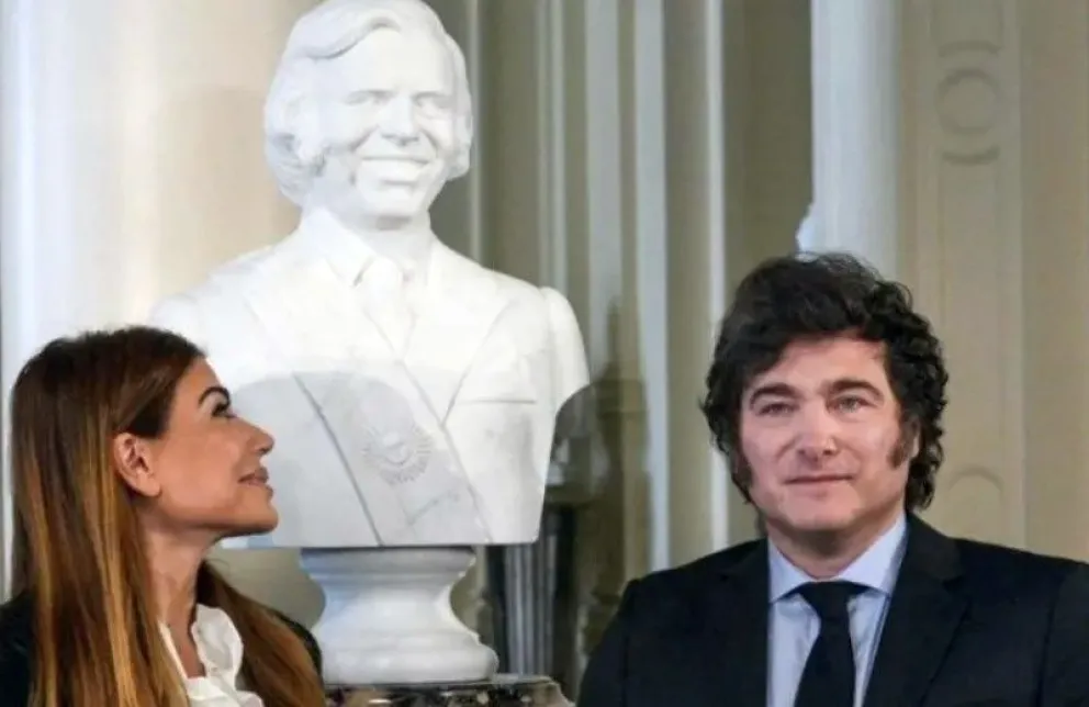 En nombre de la democracia, el Gobierno libertario prohibió los símbolos políticos en edificios públicos