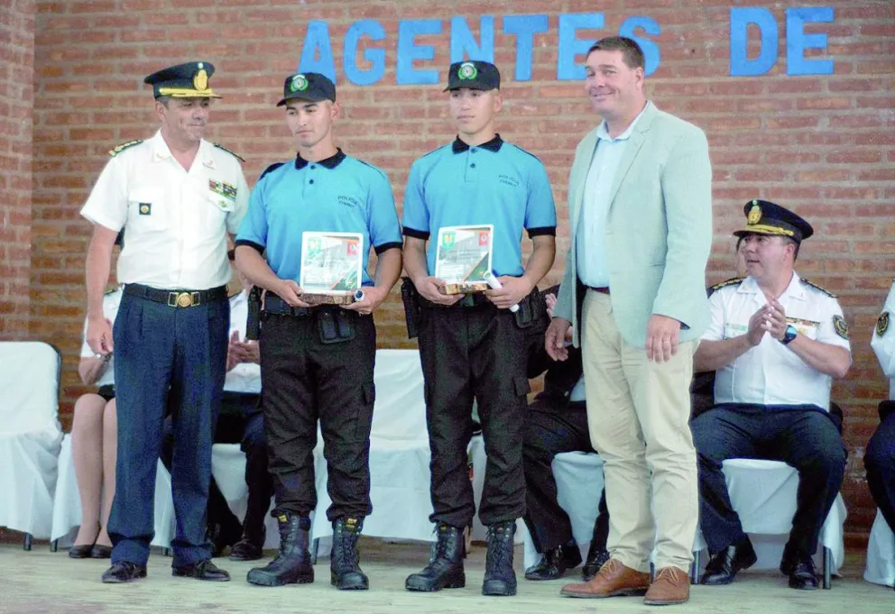 Egresaron 69 oficiales de Policías del Instituto de Formación Policial N° 811 de Rawson