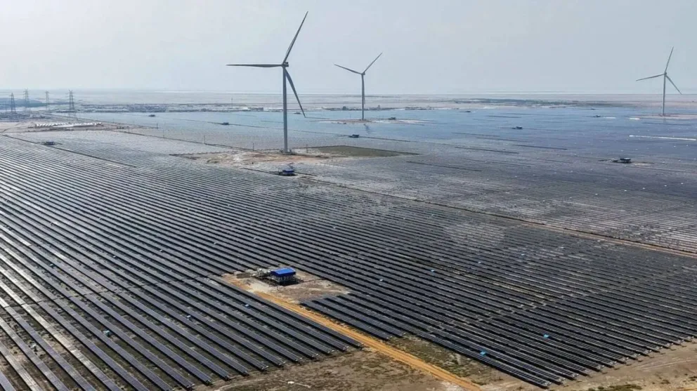 La mayor central eléctrica del mundo: 60 millones de placas solares y 770 turbinas eólicas