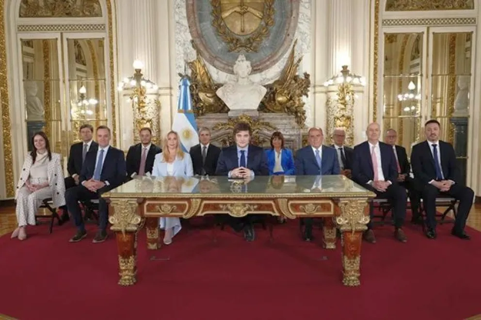 Baja de impuestos, fin del cepo y libre competencia de monedas, las promesas de Milei para el próximo año