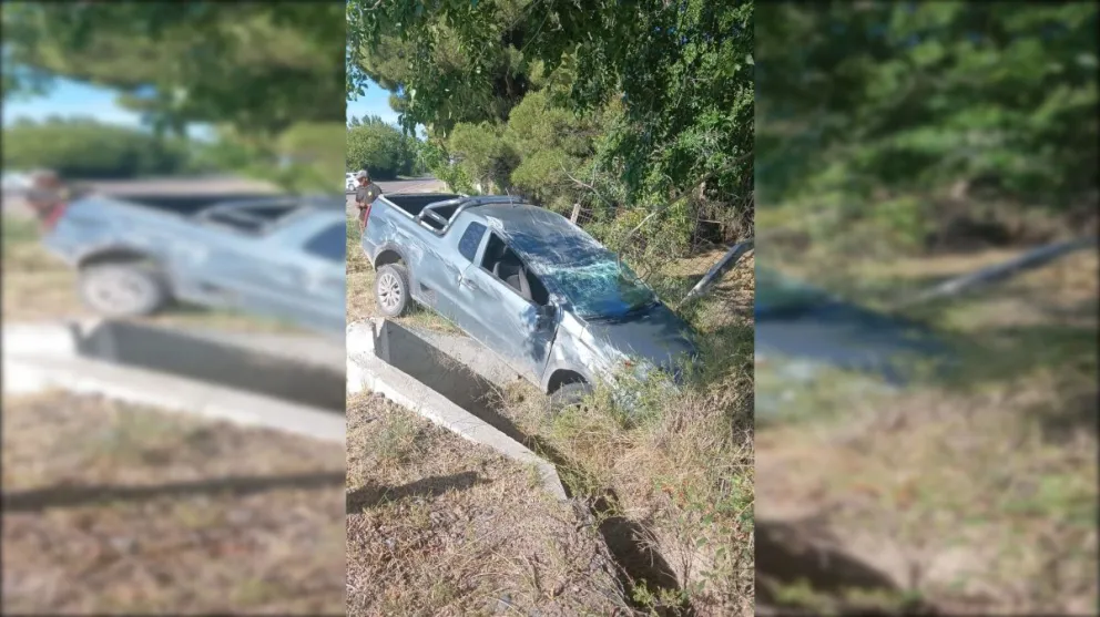 Conductor herido tras caer en la camioneta a canal de riego por esquivar choque con motociclista
